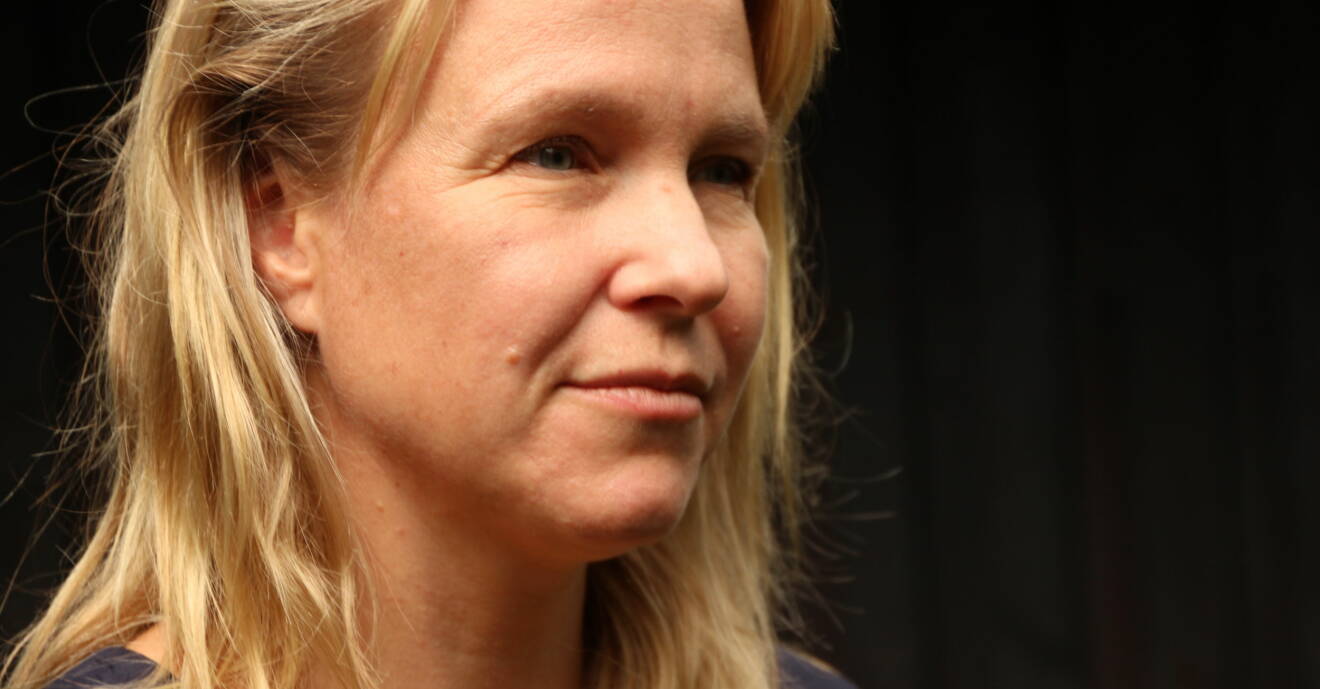 Anna-Maria Olofsgård tittar i profil med svart bakgrund. Närbild på ansiktet.