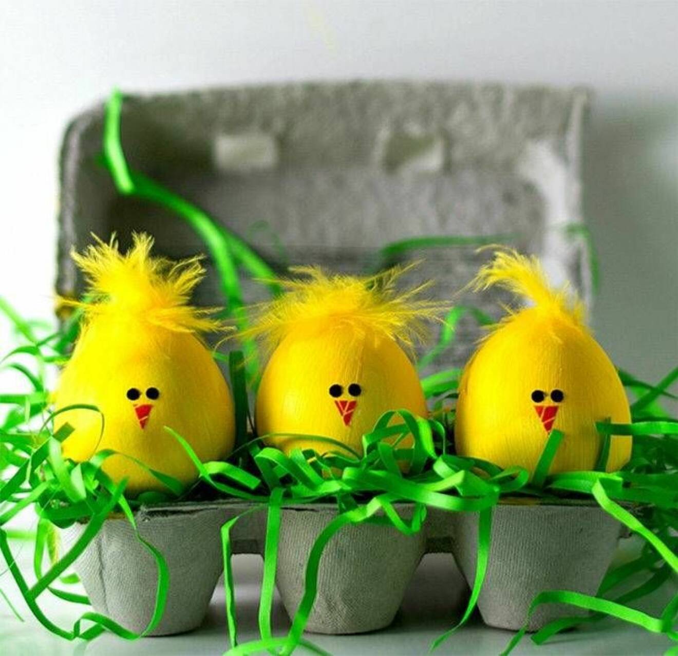 Måla påskäggen till söta kycklingar i påsk – och dekorera med fjädrar!