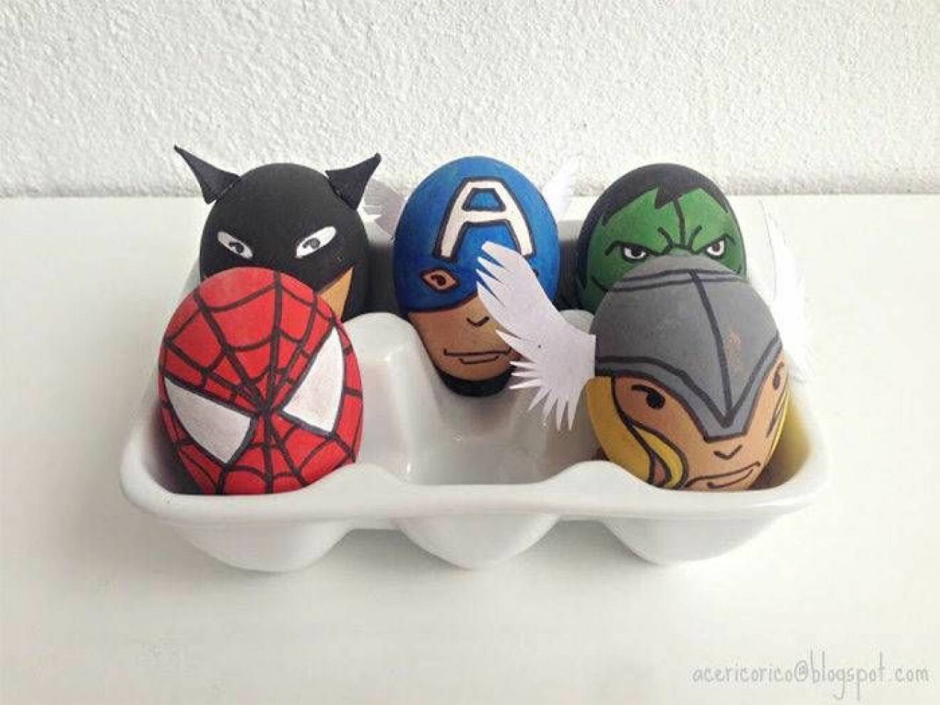 Måla påskäggen till superhjältar med barnen i påsk.