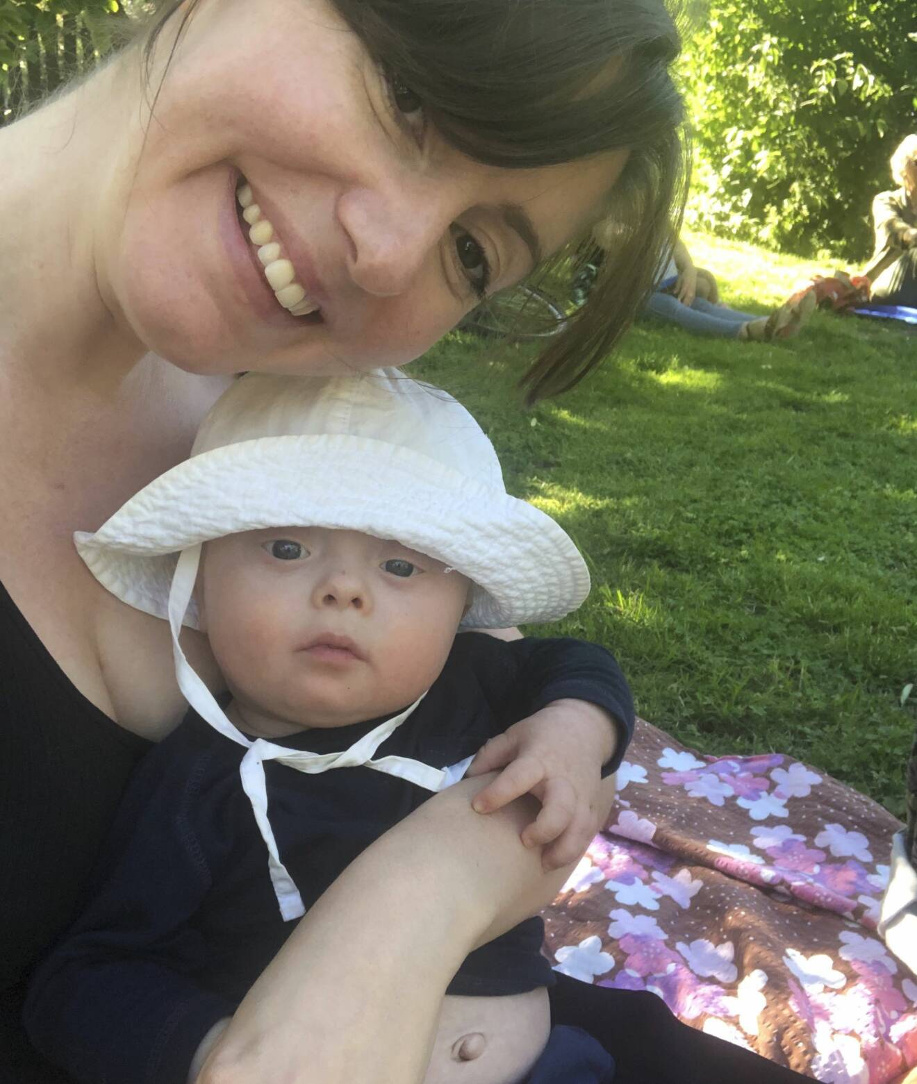 Skådespelaren Sanna Sundqvist med sin yngste son Vide i en park i Stockholm