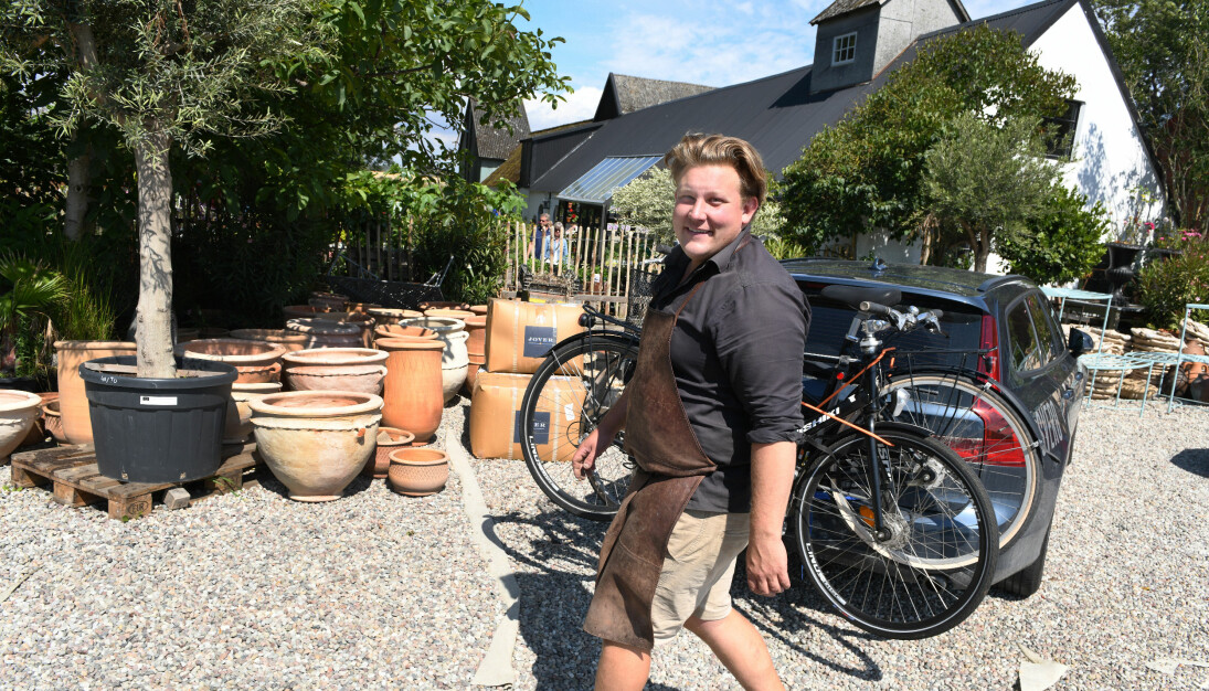 Eklaholm ligger mellan Ystad och Simrishamn. Karl Fredrik på Österlen går över parkeringen vid gården Eklaholm.