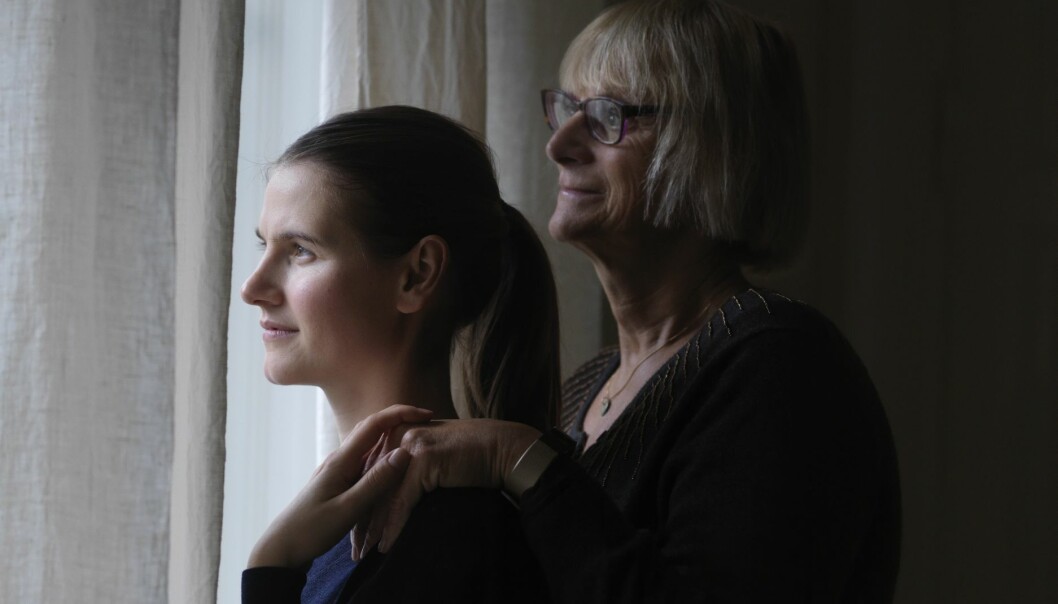 Malou och Helene bor i olika länder men rings flera gånger i veckan. En pappa, klädd som kvinna, håller om sin dotter.
