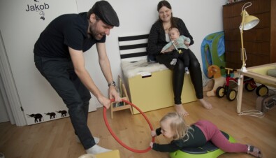 Träningen hemma blir som en lek för Sarah. Träning för flicka med Downs syndrom
