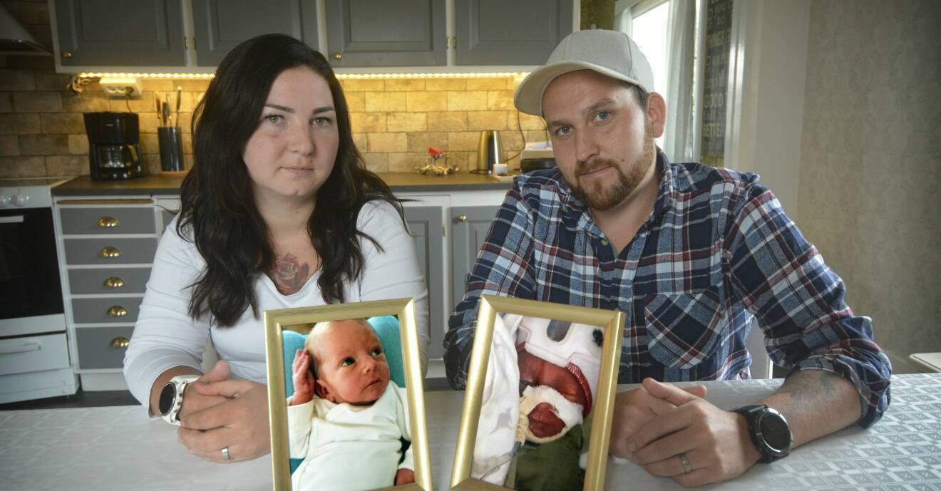 Föräldrar med foton på barn som gått bort.