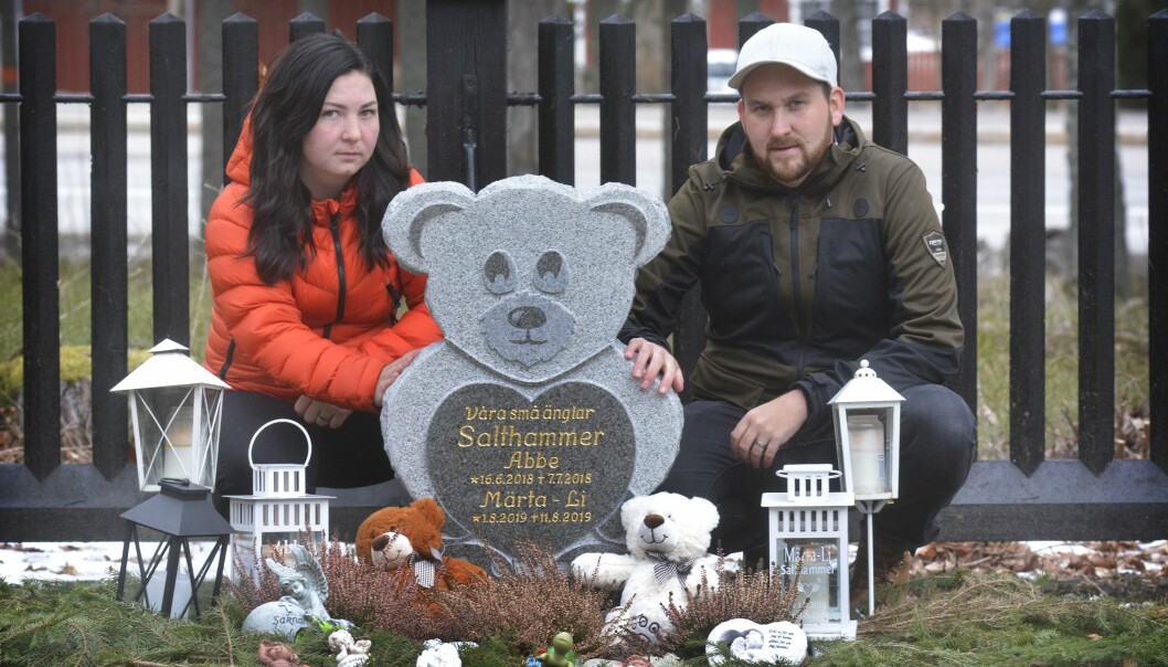 Jessica och Mattias besöker barnens grav tillsammans. Föräldrar vid barnens grav.