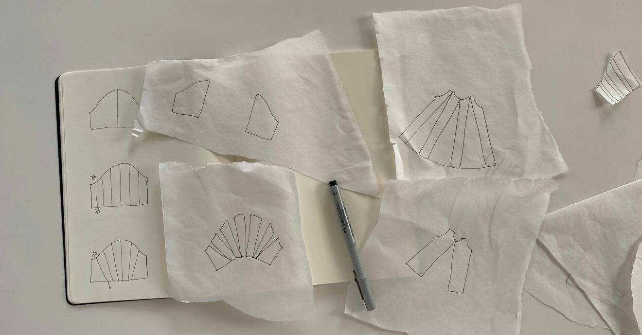 I en anteckningsbok har Maja ritat upp olika varianter på mönstret till en ärm.