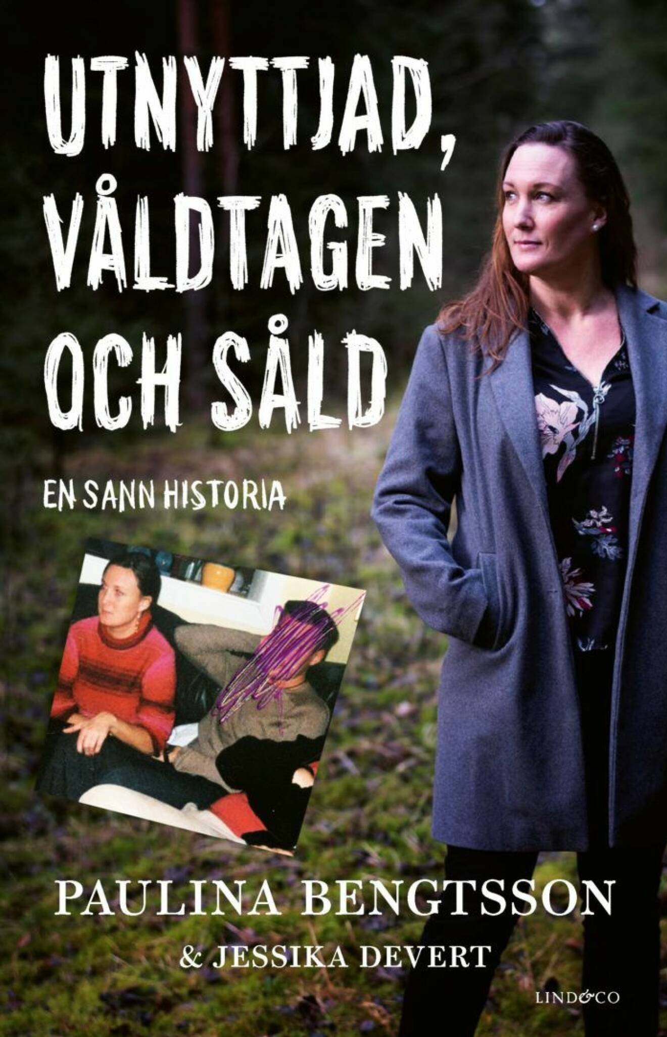 På omslaget till boken "utnyttjad, våldtagen och såld– en sann historia" står Paulina ensam i skogen. Ett gammalt fotografi visare henne sittandes bredvid sin förövare. Hans ansikte har blivit överstruket.