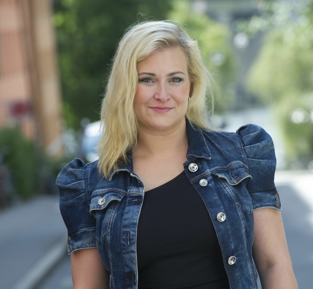 Annelie Babitz arbetar som journalist och 2018 skrev hon boken "Inte bara ett bröst” om åren med bröstcancer. Annelie står utomhus i en jeansjacka och ler in i kameran.