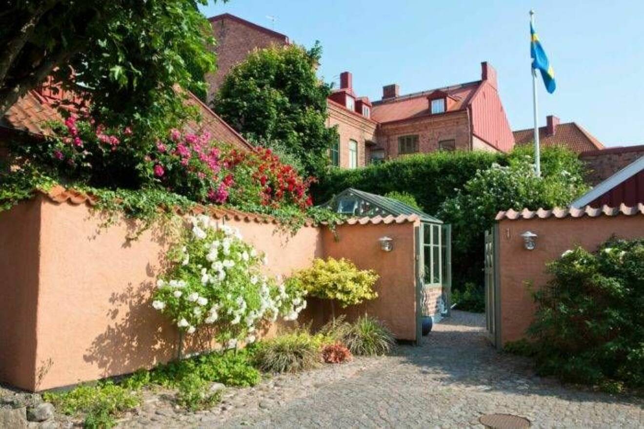 Årets Trädgård 2018 har väl dolda utrymmen som omringas av tegelfärgade murar.
