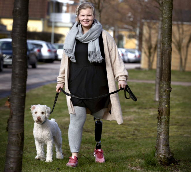 – Innan amputationen var jag i princip orörlig, säger Malin. Här på promenad med hunden Melker. – Innan amputationen var jag i princip orörlig, säger Malin. Här på promenad med hunden Melker.