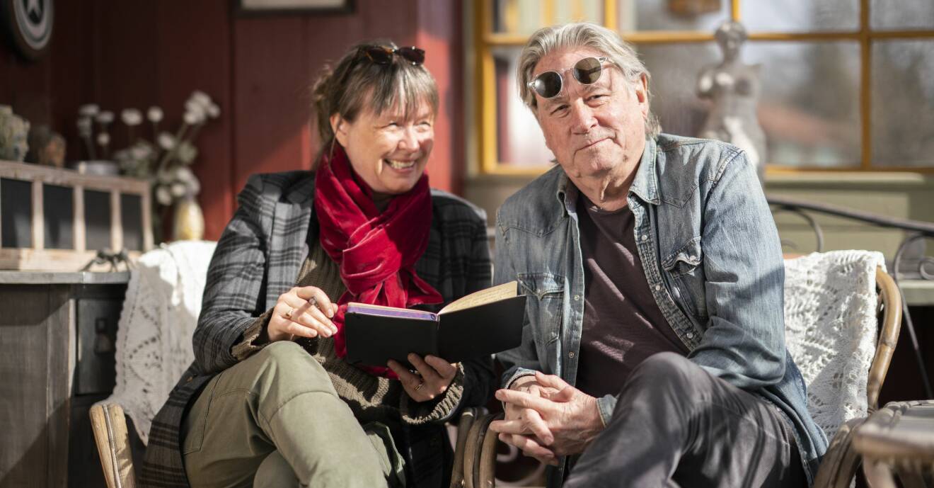 Författarparet Cilla och Rolf Björlind i en soffa.
