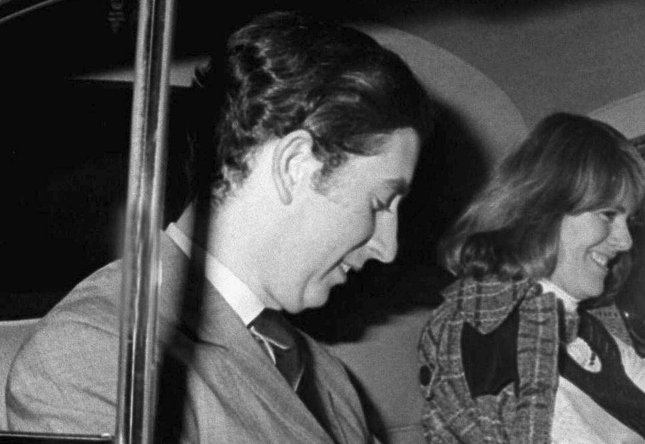 1975 syntes Charles och Camilla tillsammans i en bil efter ett opera-besök. Camilla var då gift med Andrew. Charles och Camilla tillsammans i en bil.