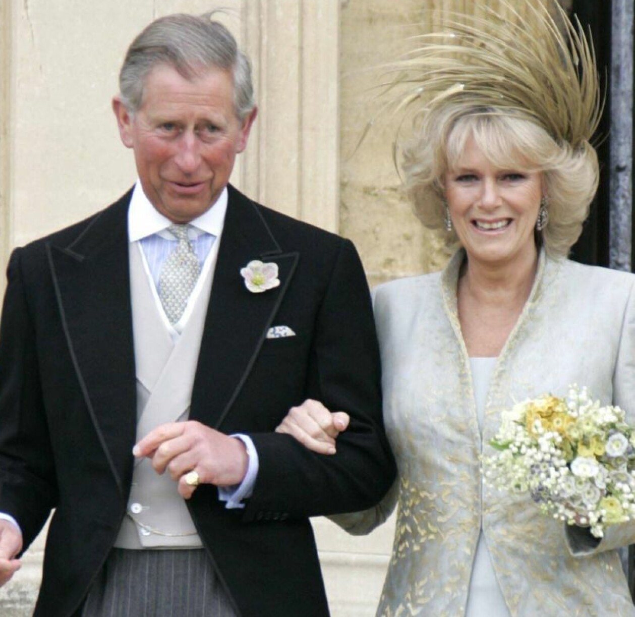 Den 9 april 2005 blev Charles och Camilla äkta makar under en borgerlig vigsel i Windsor. Charles och Camilla nygifta utanför kyrkan.