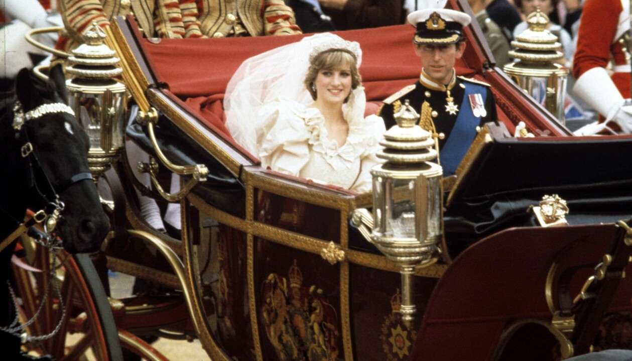 Det storslagna bröllopet mellan Charles och Diana ägde rum 1981. Camilla var gäst på bröllopet. Diana och Charles åker hästdroska efter vigseln.