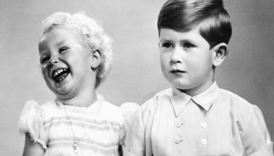 Prins Charles tillsammans med systern Anne. Barnfoto på prins Charles som är gravallvarlig och systern Anne som storskrattar.