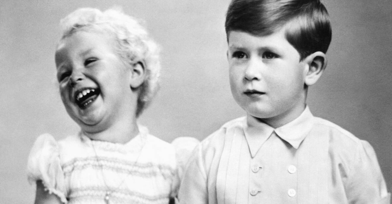 Barnfoto på prins Charles som är gravallvarlig och systern Anne som storskrattar.