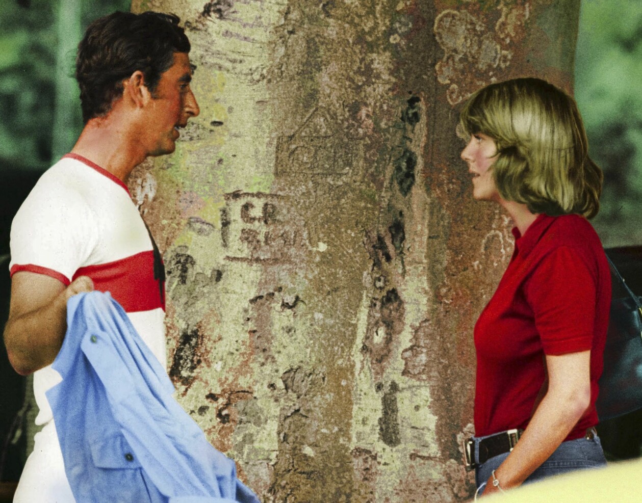 Prins Charles och Camilla Parker Bowles efter en polomatch i Cirencester Park i juli 1977. Ungdomsfoto på Charles och Camilla vid ett träd.