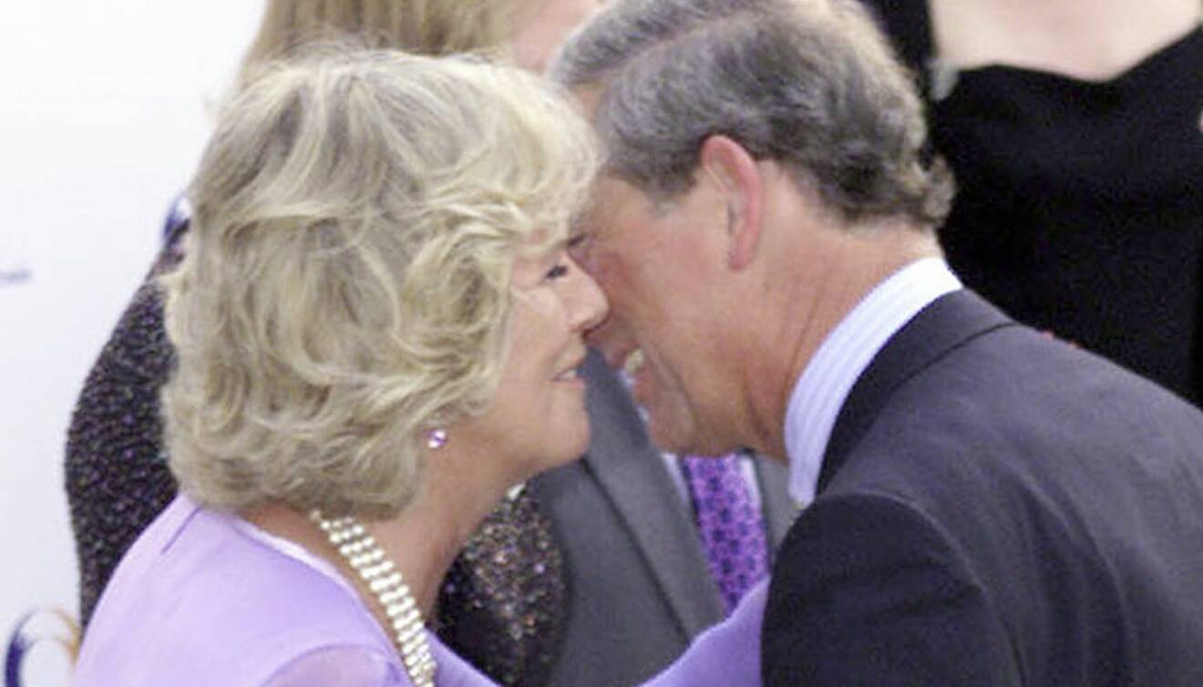 Charles och Camilla pussas.