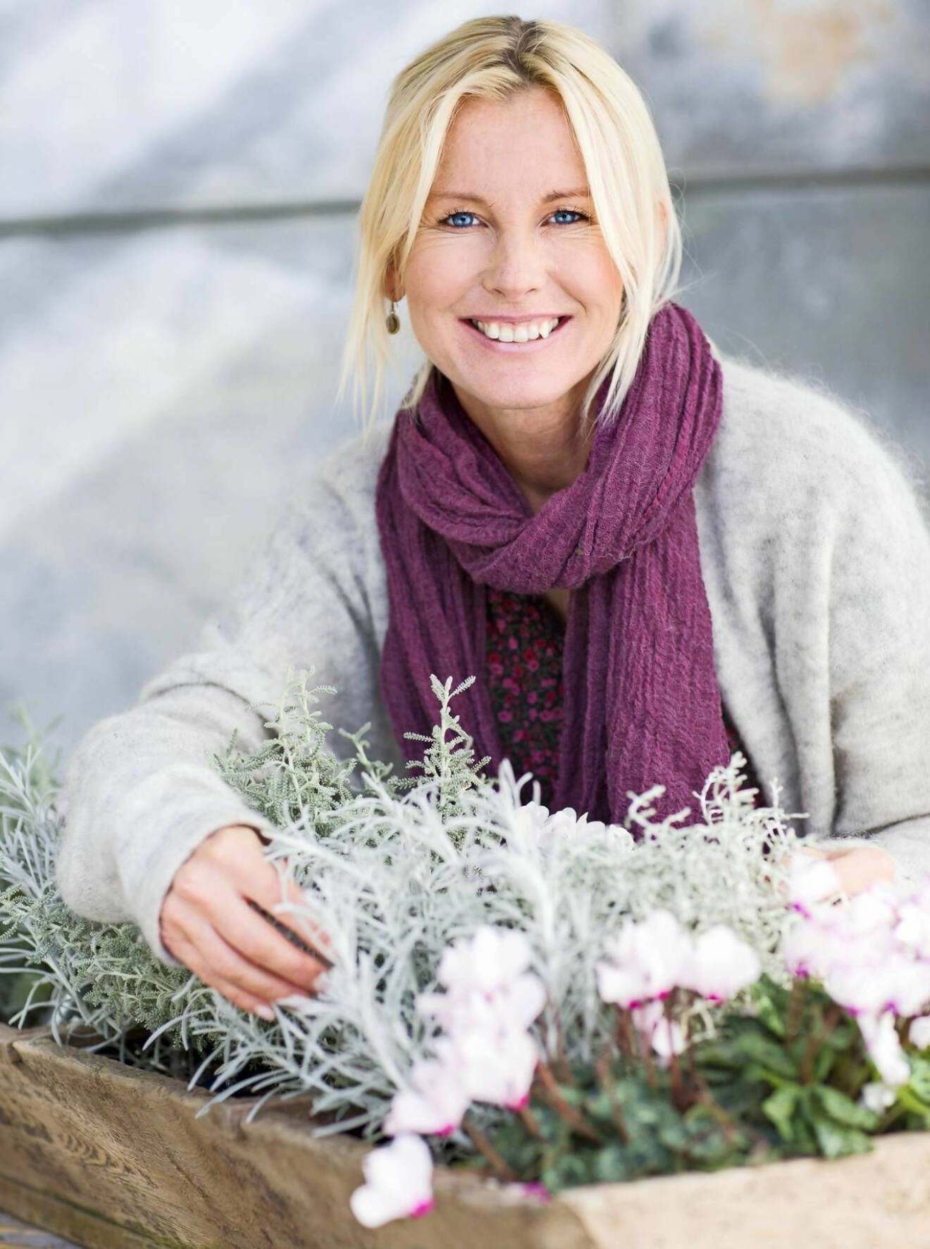 Victoria Skoglund visar upp cyklamen i samplantering.