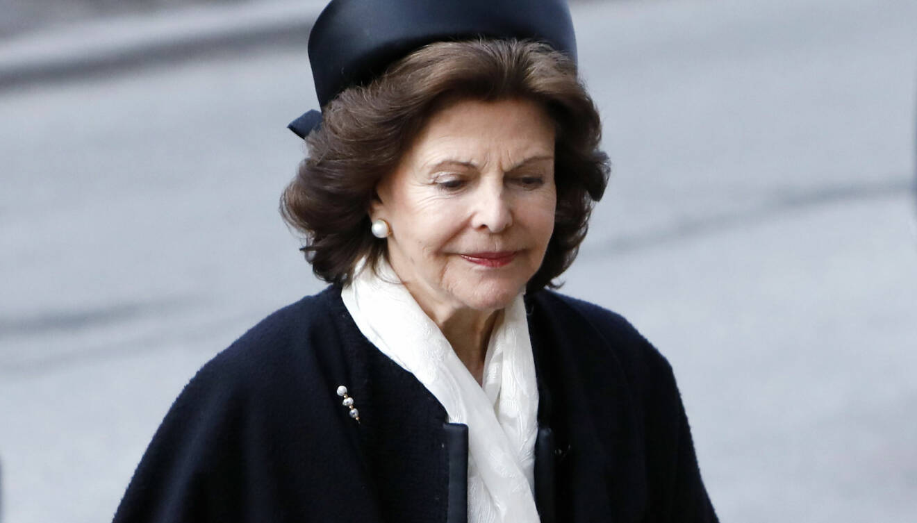 Drottning Silvia iklädd svart på en väns begravning.