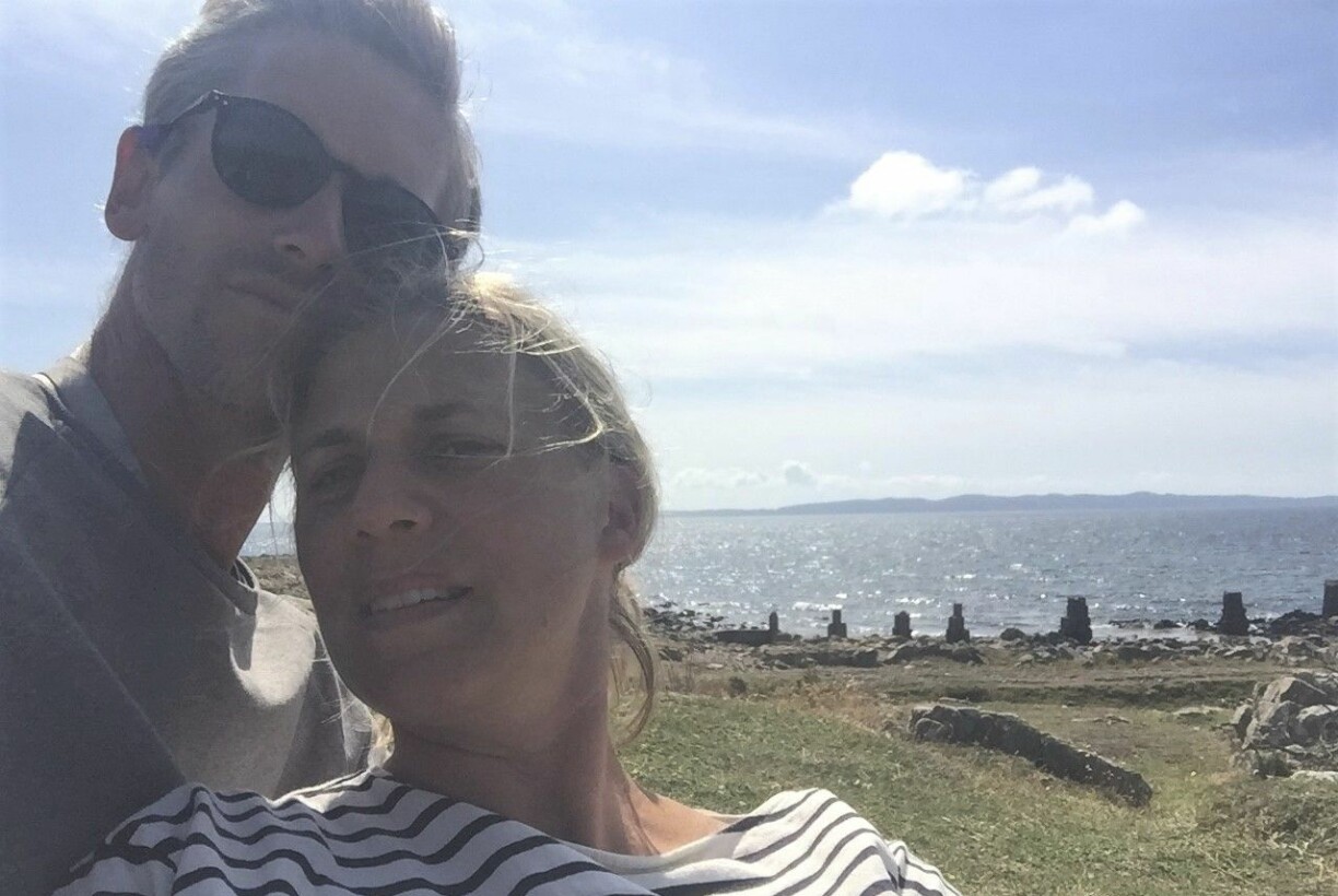 ”Vi har pratat mycket och varit öppna med vår sorg, det har hjälpt oss”, säger hon. Lina och Martin, privatfoto vid en strand.