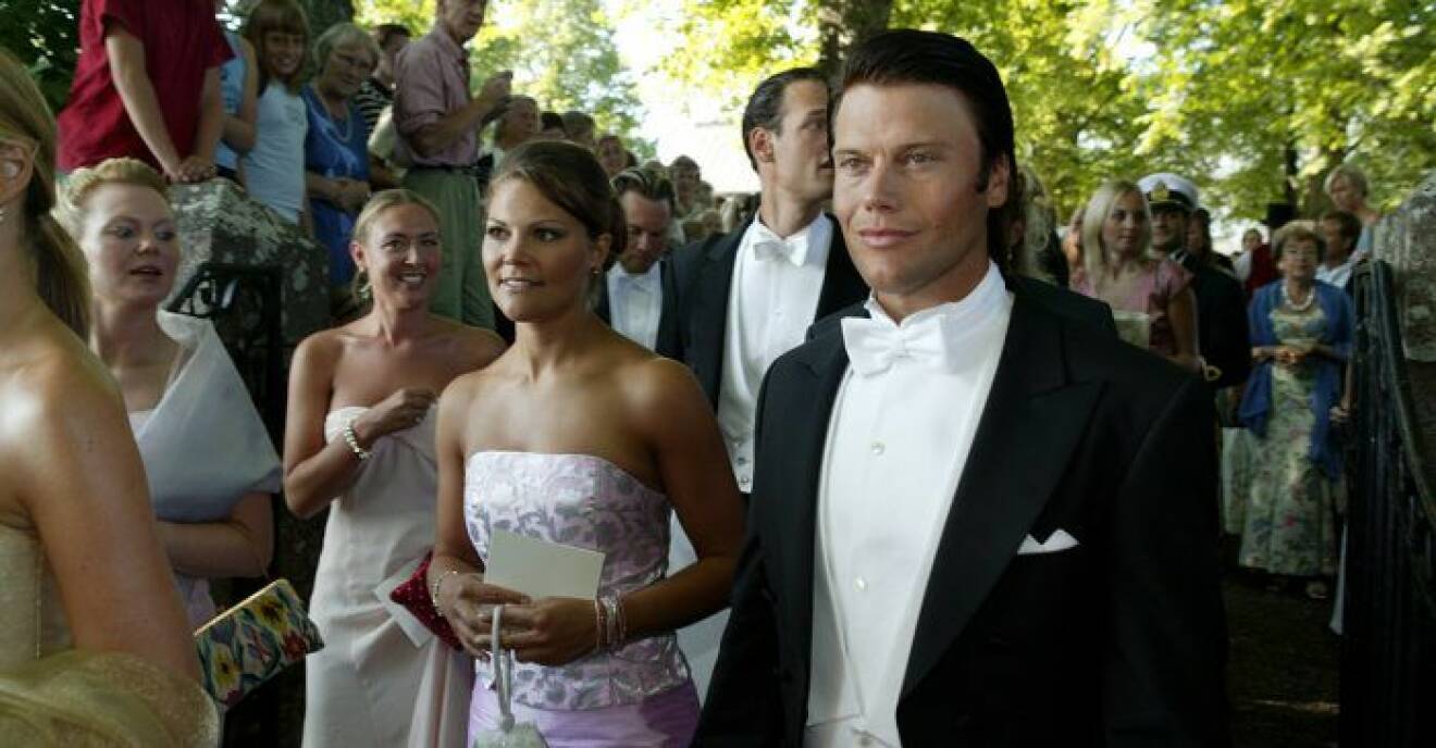 Victoria och Daniel visar upp sig för första gången på Andrea Brodins bröllop 2003.