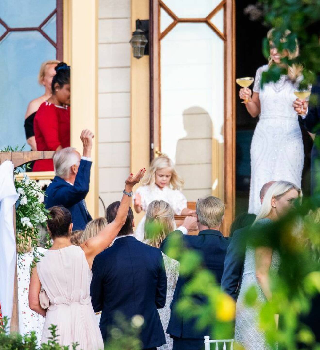 Kronprinsessan Victoria viftar med handen i luften på Andrea Brodins bröllop.