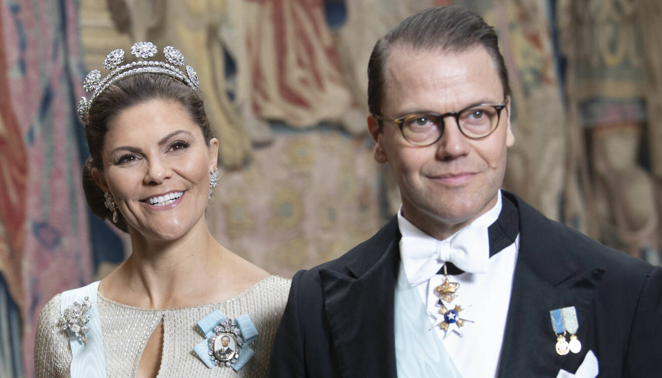 Kronprinsessan Victoria och prins Daniel anländer till en representationsmiddag på Stockholms slott 2019.