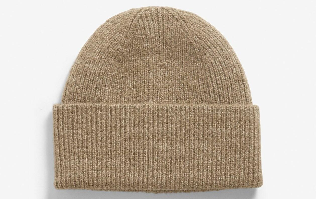Beige stickad mössa från KappAhl