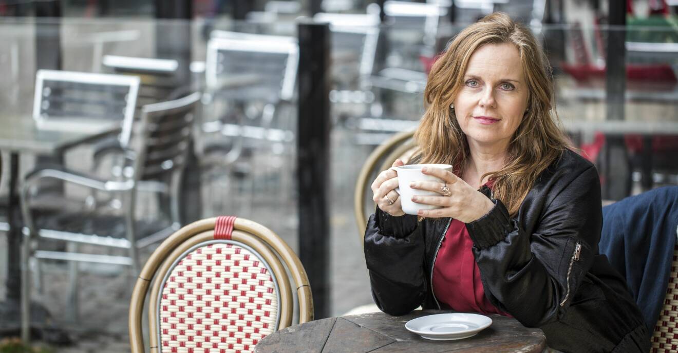 Nina Berg som tagit sig ur alkoholismen sitter och dricker kaffe i Malmö.
