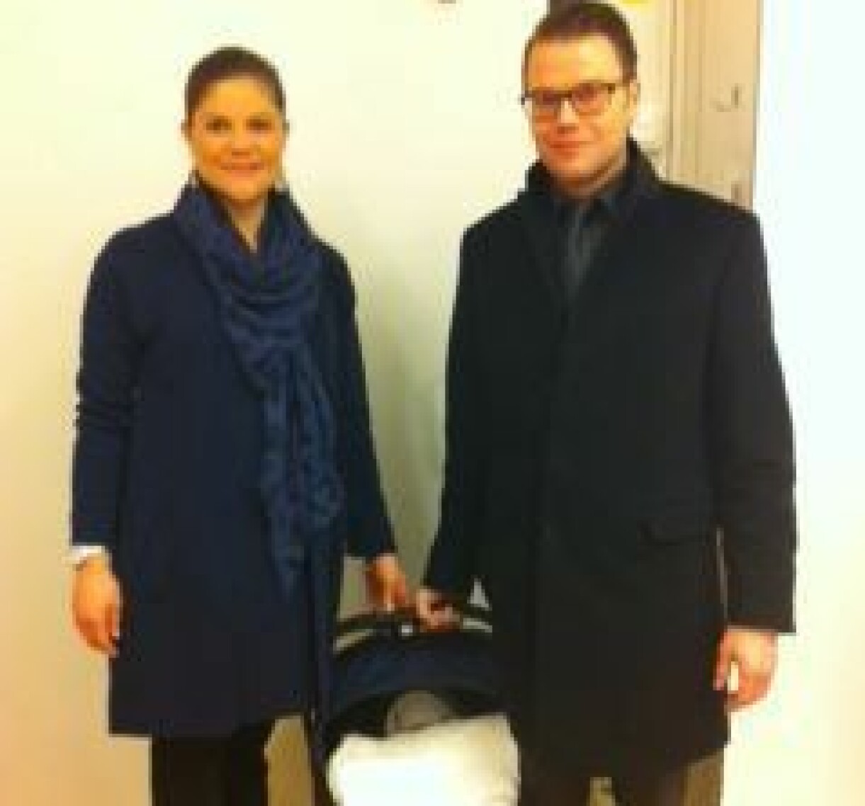 Foto: Kungahuset/TT Kronprinsessan Victoria och prins Daniel med prinsessan Estelle på BB.