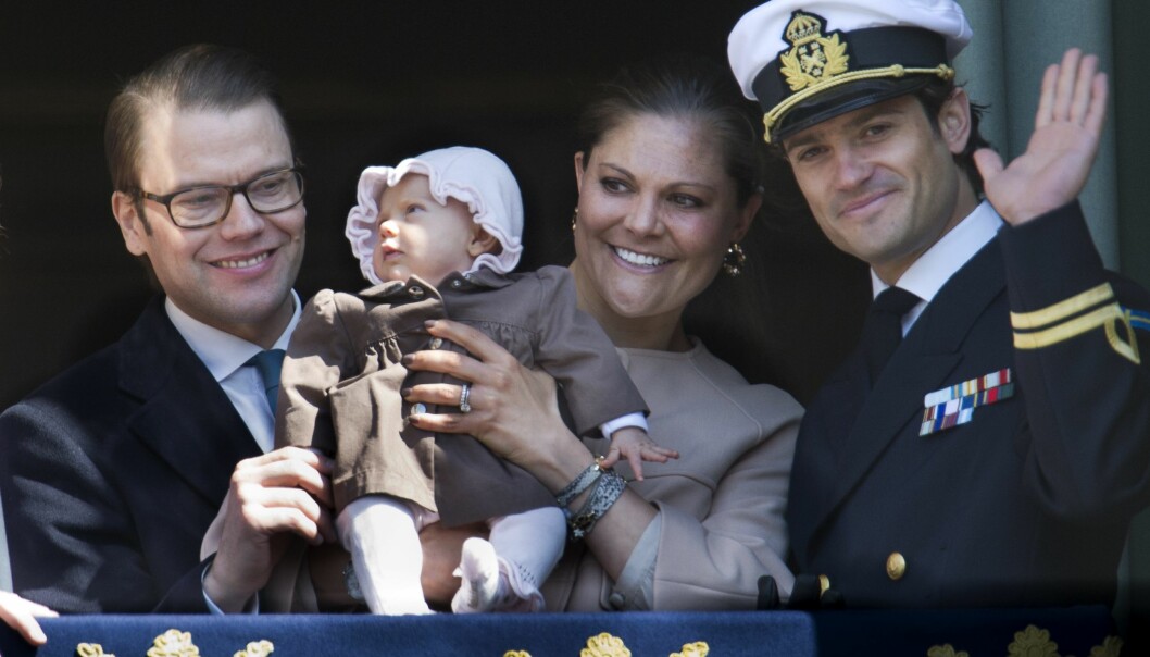Foto: Jonas Ekströmer/TT Prins Daniel, prinsessan Estelle, kronprinsessan Victoria och prins Carl-Philip när Estelle först visades upp för folket.