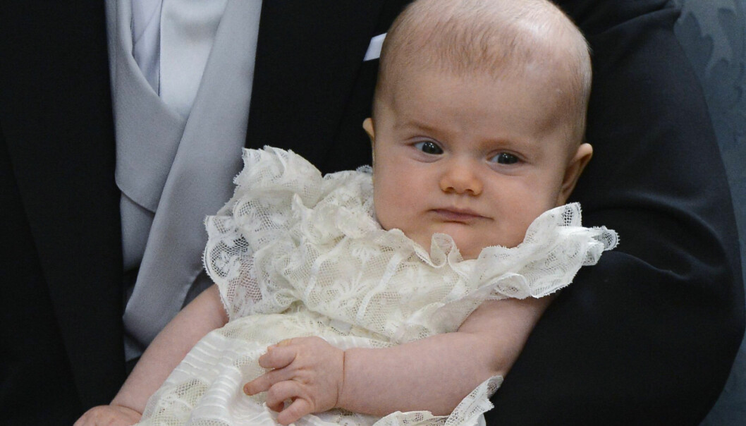 Foto: Claudio Bresciani/TT Prinsessan Estelle i prins Daniels famn på dopet.