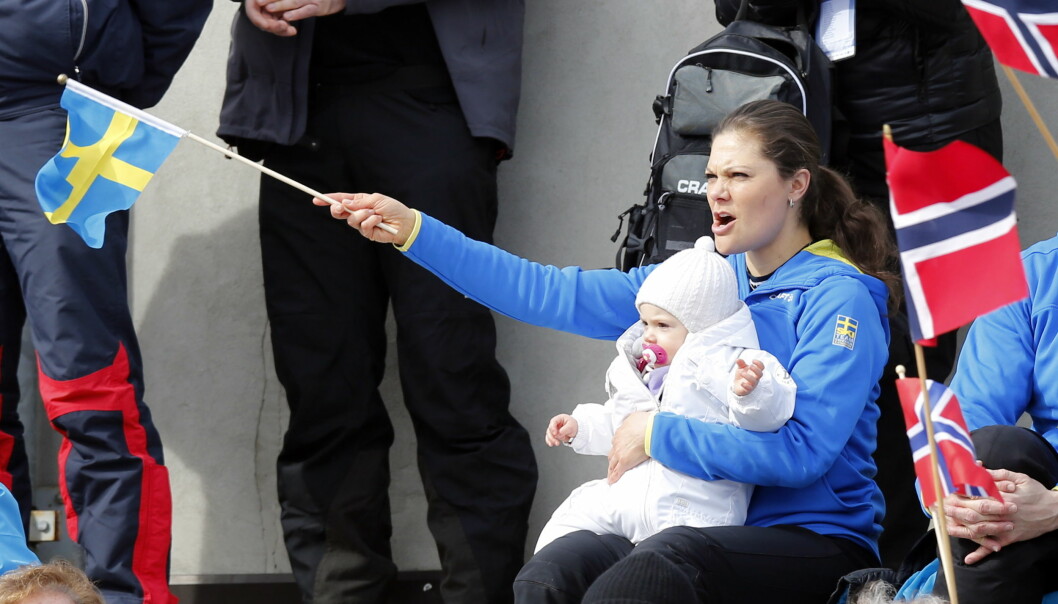 Foto: Lise Åserud/NTB/TT kronprinsessan Victoria viftar med en svensk flagga med prinsessan Estelle i famnen på skid-vm.