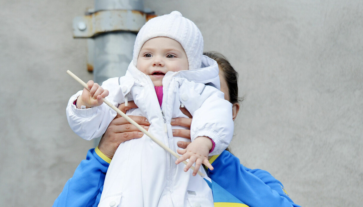 Foto: Andreas Bardell/Aftonbladet/TT Kronprinsessan Victoria håller upp prinsessan Estelle på skid-vm
