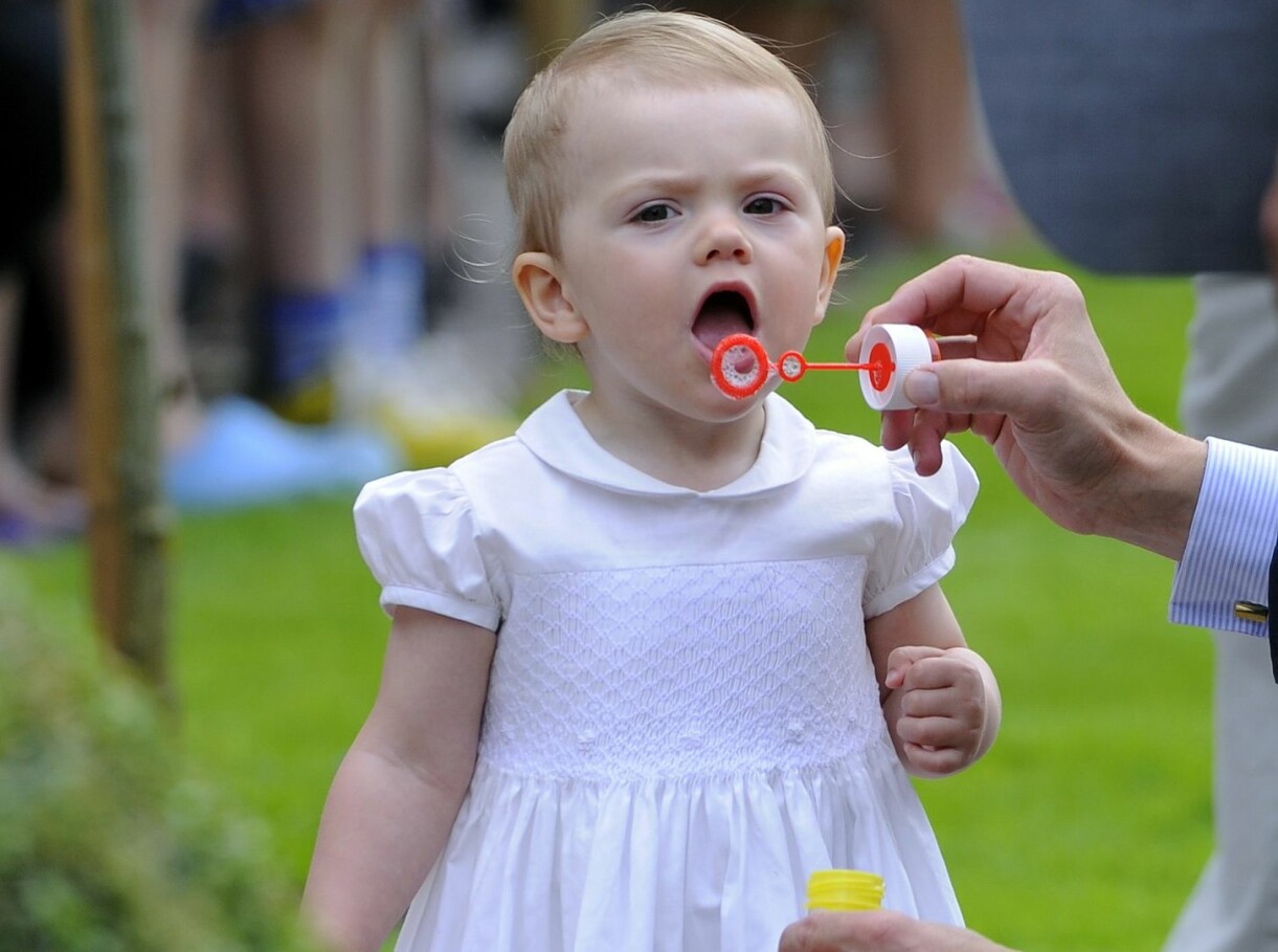 Foto: Karin Törnblom/TT Prinsessan Estelle blåser bubblor på Victoriadagen