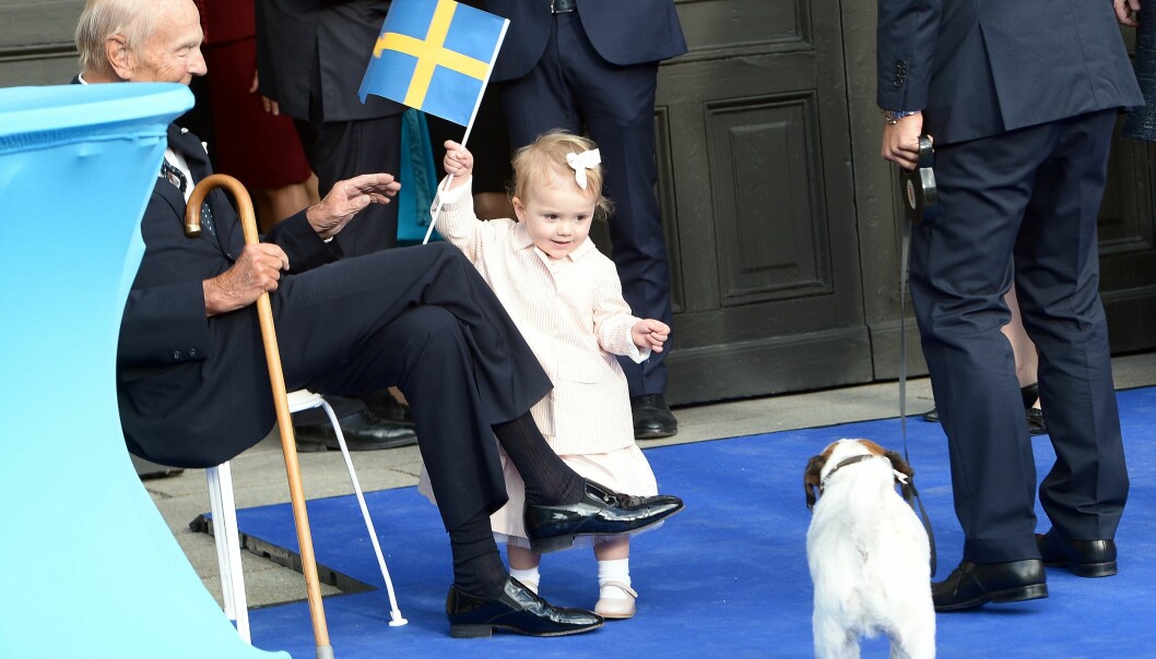 Foto: Peter Wixtröm/Aftonbladet/TT Prinsessan Estelle med Madeleines hund Zorro på firandet av kungens 40-årsjubileum som kung.