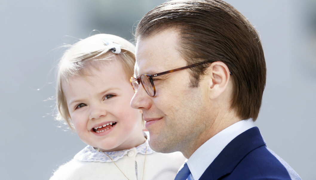 Foto: Patrik Österberg/TT Prinsessan Estelle och prins Daniel inviger sagostigen Tåkern
