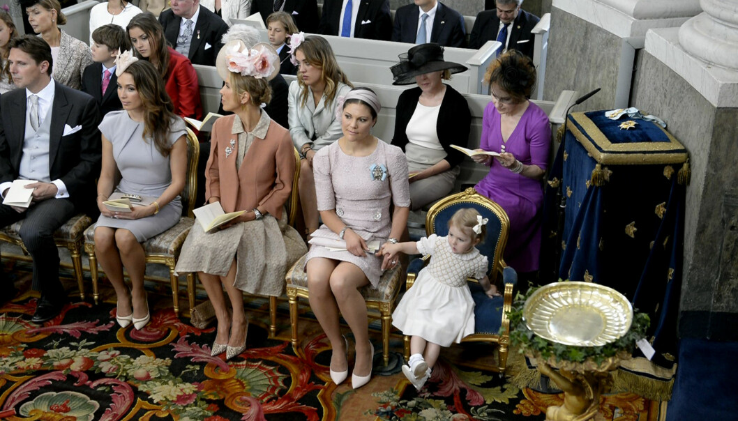 Foto: Bertil Ericson/TT Kronprinsessan Victoria och prinsessan Estelle på prinsessan Leonores dop
