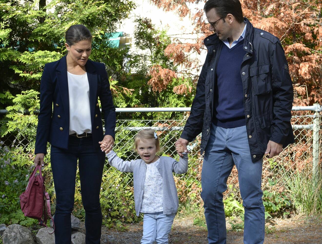 Prinsessan Estelle anländer för första dagen på förskolan med kronprinsessan Victoria och prins Daniel.