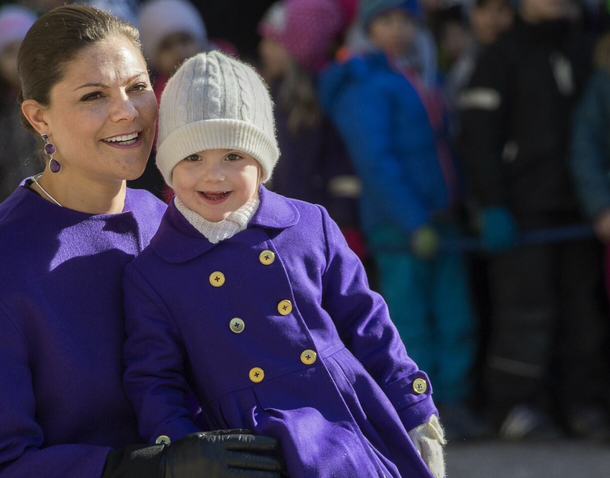 Foto: Jonas Ekströmer/TT Kronprinsessan Victoria och prinsessan Estelle på Victorias namnsdag.