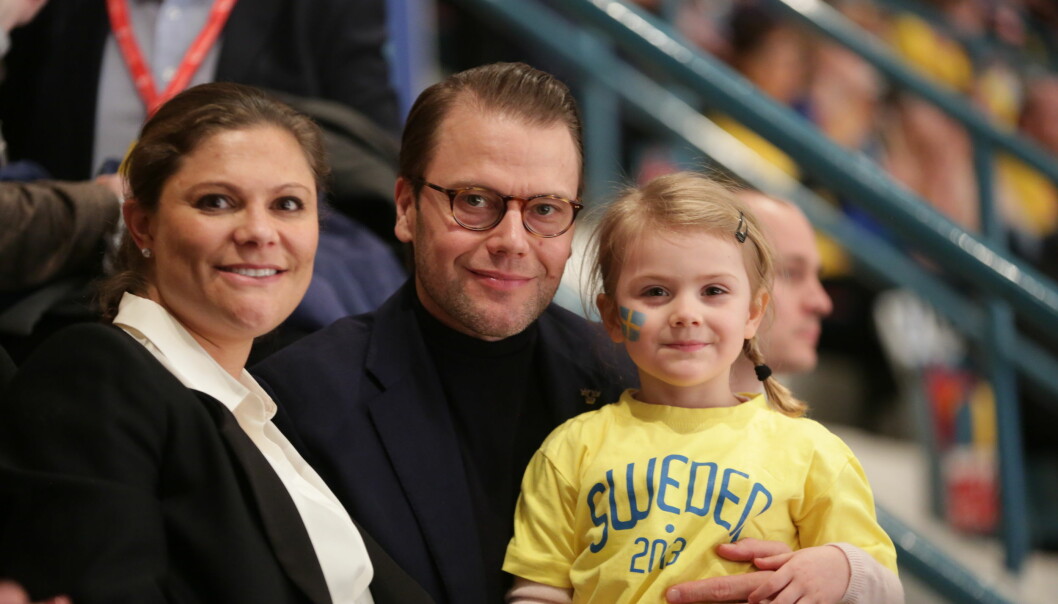 Foto: Sören Andersson/TT Kronprinsessan Victoria, prins Daniel och prinsessan Estelle på ishockey på Hovet.