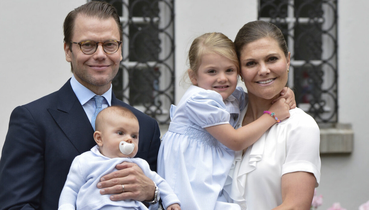 Foto: Jonas Ekströmer/TT Prins Daniel, prins Oscar, prinsessan Estelle och kronprinsessan Victoria på Solliden på Victoriadagen.
