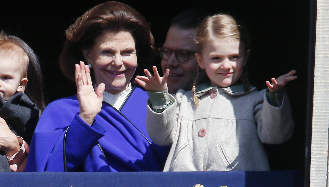 Foto: Patrik Österberg/TT Drottning Silvia och prinsessan Estelle på kungens födelsedag.