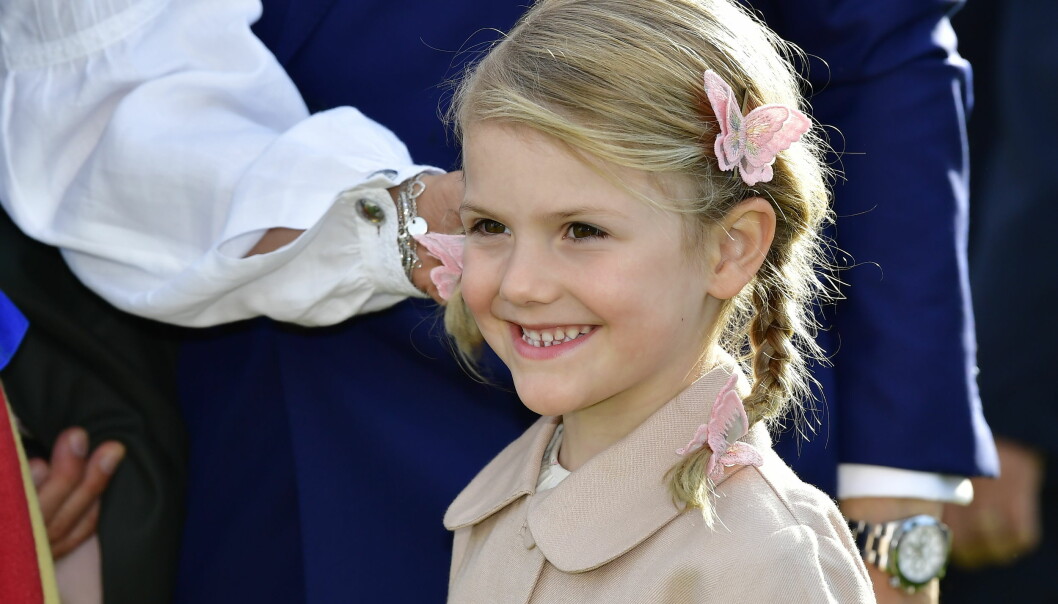 Foto: Mikael Fritzon/TT Prinsessan Estelle med fjärilar i håret på Victoriadagen när kronprinsessan Victoria fyllde 40 år.