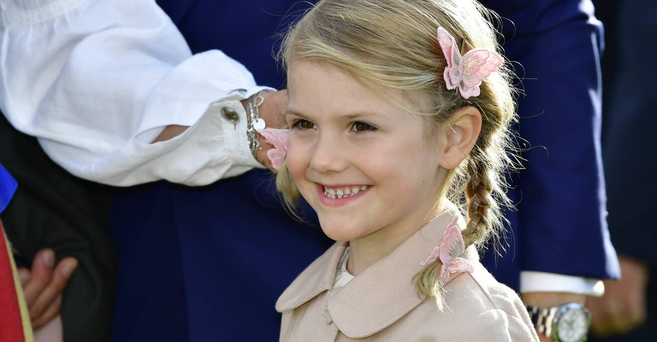 Prinsessan Estelle med fjärilar i håret på Victoriadagen när kronprinsessan Victoria fyllde 40 år.
