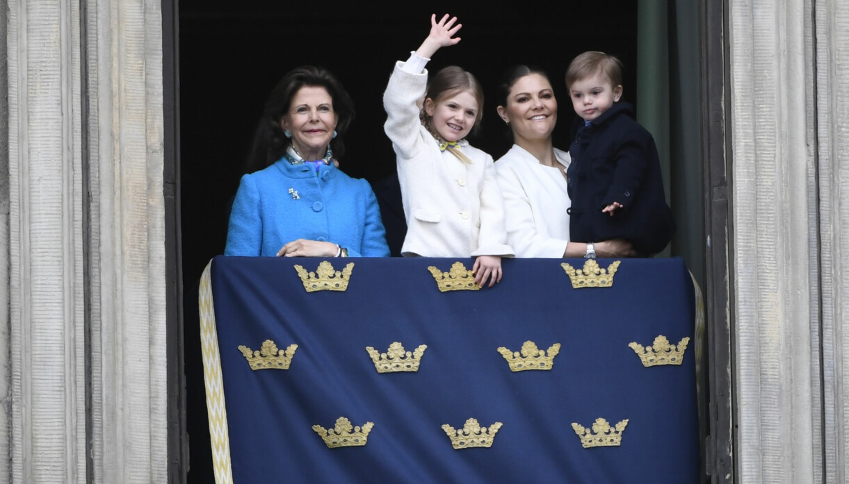 Foto: Henrik Montgomery/TT Drottning Silvia, prinsessan Estelle, kronprinsessan Victoria och prins Oscar firar kungens 72-årsdag.