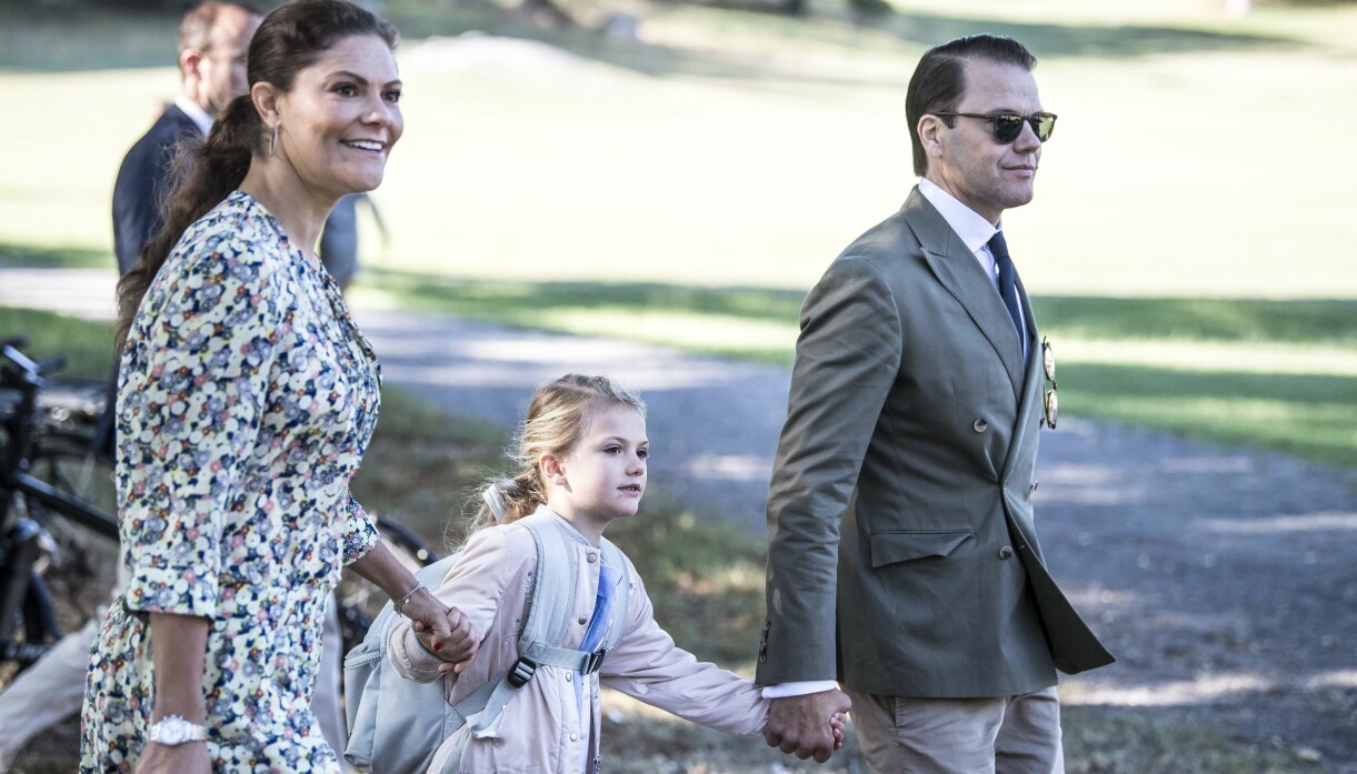 Kronprinsessan Victoria, prinsessan Estelle och prins Daniel anländer till Campus Manilla för prinsessan Estelles första skoldag.