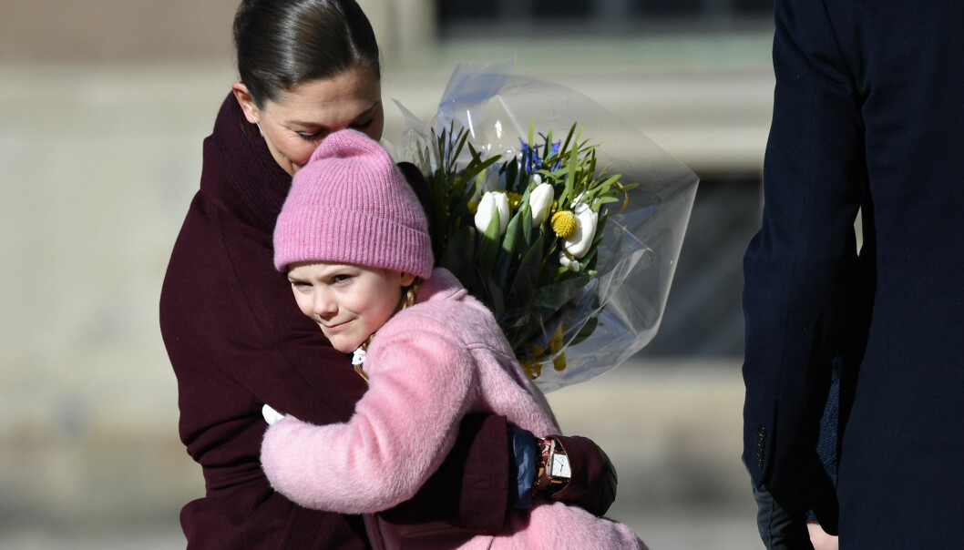 Foto: Naina Helén Jåma/TT Prinsessan Estelle kramar om sin mamma kronprinsessan Victoria.