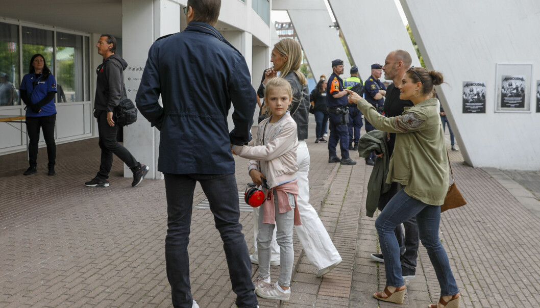 Foto: Jonas Lindstedt/TT Prins Daniel, prinsessan Estelle och kronprinsessan Victoria på väg in för att se Metallica på Ullevi.